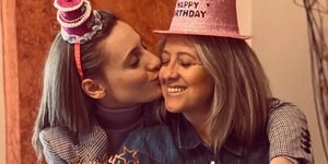 H Αννα Κορακάκη φιλάει στο μάγουλο τη μητέρα της