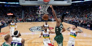 Ο Αντετοκούνμπο καρφώνει στο καλάθι των Πέλικανς