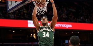 Ο Αντετοκούνμπο καρφώνει στο καλάθι της Ουάσιγκτον