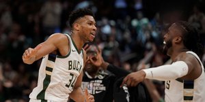 Ο Αντετοκούνμπο πανηγυρίζει με τον Γουέσλι Μάθιους