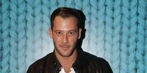 Ο Αντίνοος Αλμπάνης με δερμάτινο τζάκετ