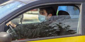 Αντρας με μάσκα