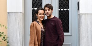 Η Αρετή και ο Μάνος σε σκηνή από τη σειρά «Καφέ της Χαράς»