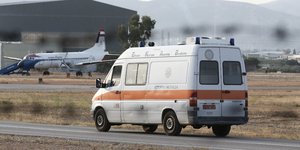 Ασθενοφόρο στο στρατιωτικό αεροδρόμιο Ελευσίνας