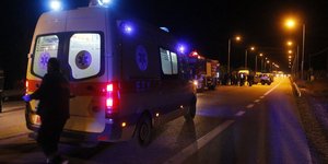 Ασθενοφόρο νύχτα στην εθνική οδό σε τροχαίο δυστύχημα