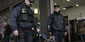 Αστυνομικές περιπολίες με συνοδεία σκύλων στα Εξάρχεια