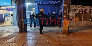 Αστυνομικοί συλλαμβάνουν αλλοδαπούς