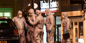 Αστυνομικοί με ειδικές στολές στο Λονδίνο