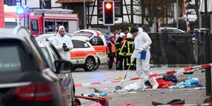 Ερευνες αστυνομικών σε τόπο εγκλήματος σε δρόμο στην Γερμανία