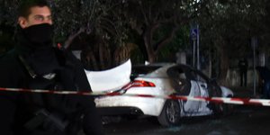 Αστυνομικοί στο σημείο όπου σημειώθηκε η έκρηξη σε αυτοκίνητο εκδότη