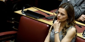 Η Αχτσιόγλου κατεθεσε πρόταση νόμου για κατωτατο