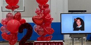 Μπαλόνια και φωτό της Τζιάνα Μπράιαντ