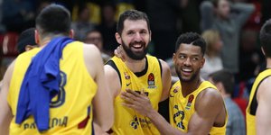 Παίκτες της Μπαρτσελόνα στο μπάσκετ πανηγυρίζουν