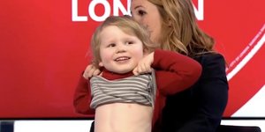 BBC παιδί κοιλιά 