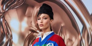 H Mπέλα Χαντίντ στο σόου του οίκου Versace 