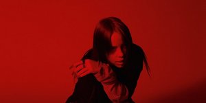 Billie Eilish κόκκινο φόντο