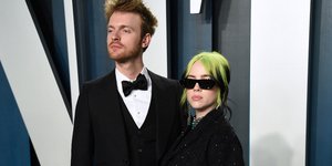 Η Billie Eilish με τον αδερφό της