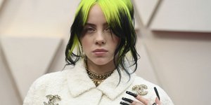 Η Billie Eilish με λαχανί μαλλιά και τεράστια μαύρα νύχια