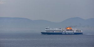 Κακοκαιρία: Ανοιχτά της Ρόδου παραμένει το Blue Star 2 -Δεν μπόρεσε να δέσει στο λιμάνι