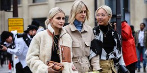 γυναίκες με παντελόνια και μπότες περπατούν στην εβδομάδα μόδας