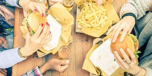 παρέα με μπέγκερ σε τραπέζι