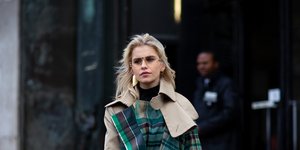 γυναίκα με καρό παλτό και γυαλιά στην εβδομάδα μόδας