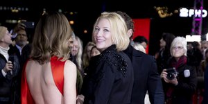 H Κέιτ Μπλάνσετ με μαύρο σακάκι και φλοράλ φόρεμα