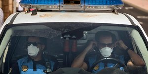 Αστυνομικοί με μάσκες σε περιπολικό στην Ισπανία