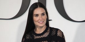 Η Ντέμι Μουρ με μαύρη μπλούζα δίχτυ