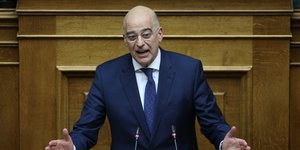 Ο Νίκος Δένδιας στο βήμα της Βουλής