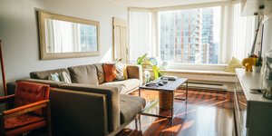 Σαλόνι διαμερίσματος με καναπέ, τραπεζάκι, καθρέπτη, παράθυρο