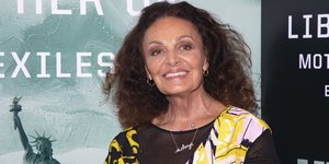 Η σχεδιάστρια μόδας Νταϊάν φον Φίρστενμπεργκ χαμογελάει