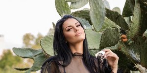 Η Δήμητρα Αλεξανδράκη με μαύρο φόρεμα και ασορτί διαφάνεια