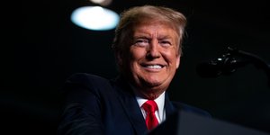 Ο Ντόναλντ Τραμπ χαμογελάει