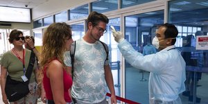 Έλεγχοι θερμοκρασίας σε επισκέπτες στο αεροδρόμιο για λόγους πρόληψης από τον κορωνοϊό