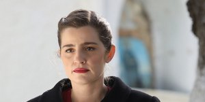 Η Λενιώ με μαύρο παλτό σε σκηνή από τη σειρά «Άγριες Μέλισσες»