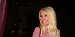 Η Ελένη Μενεγάκη με ροζ φόρεμα