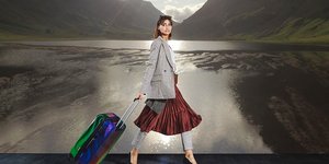 Η Ελευθερία Καρναβά από το GNTM 2 με μια βαλίτσα στο χέρι