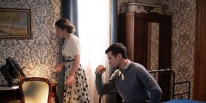 Η Έλλη Τρίγγου και ο Αναστάσης Ροϊλός σε σκηνή από τις «Άγριες Μέλισσες»