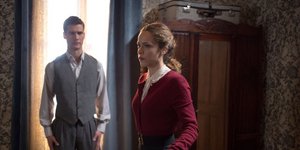 Η Έλλη Τρίγγου και ο Αναστάσης Ροϊλός σε σκηνή από τη σειρά «Άγριες Μέλισσες»