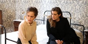 Η Έλλη Τρίγγου και η Μαρία Κίτσου σε σκηνή από τη σειρά «Άγριες Μέλισσες»