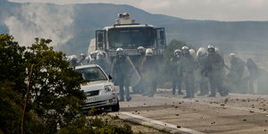 Επεισόδια μεταξύ της αστυνομίας και κατοίκων που αντιδρούν στην κατασκευή κλειστής δομής στον Μανταμάδο στην περιοχή Καράβα,