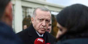 Ο Ρετζέπ Ταγίπ Ερντογάν σε δημοσιογράφους