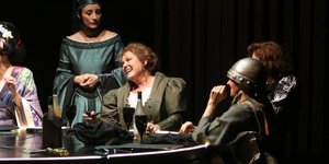 Η Ευδοκία Ρουμελιώτη και η Μαρία Καβογιάννη στην παράσταση Τοp Girls