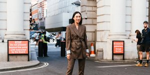 γυναίκα με κοστούμι στον δρόμο