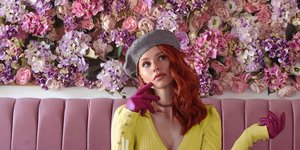 Η Εβελυν Καζαντζόγλου με κίτρινη μπλούζα και μπερέ