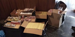 Κούτες με λαθραία τσιγάρα στα Εξάρχεια