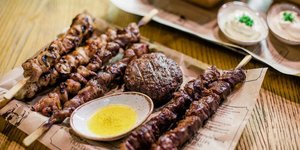Φαρμα Μπράλου σουβλάκια, μπιφτέκι