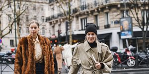 γυναίκες περπατούν με καφέ παλτό και καμπαρντίνες στην εβδομάδα μόδας