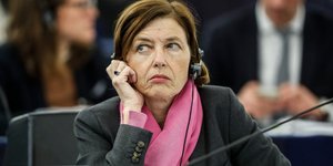 Η Φλοράνς Παρλί με ακουστικά και ροζ κασκόλ